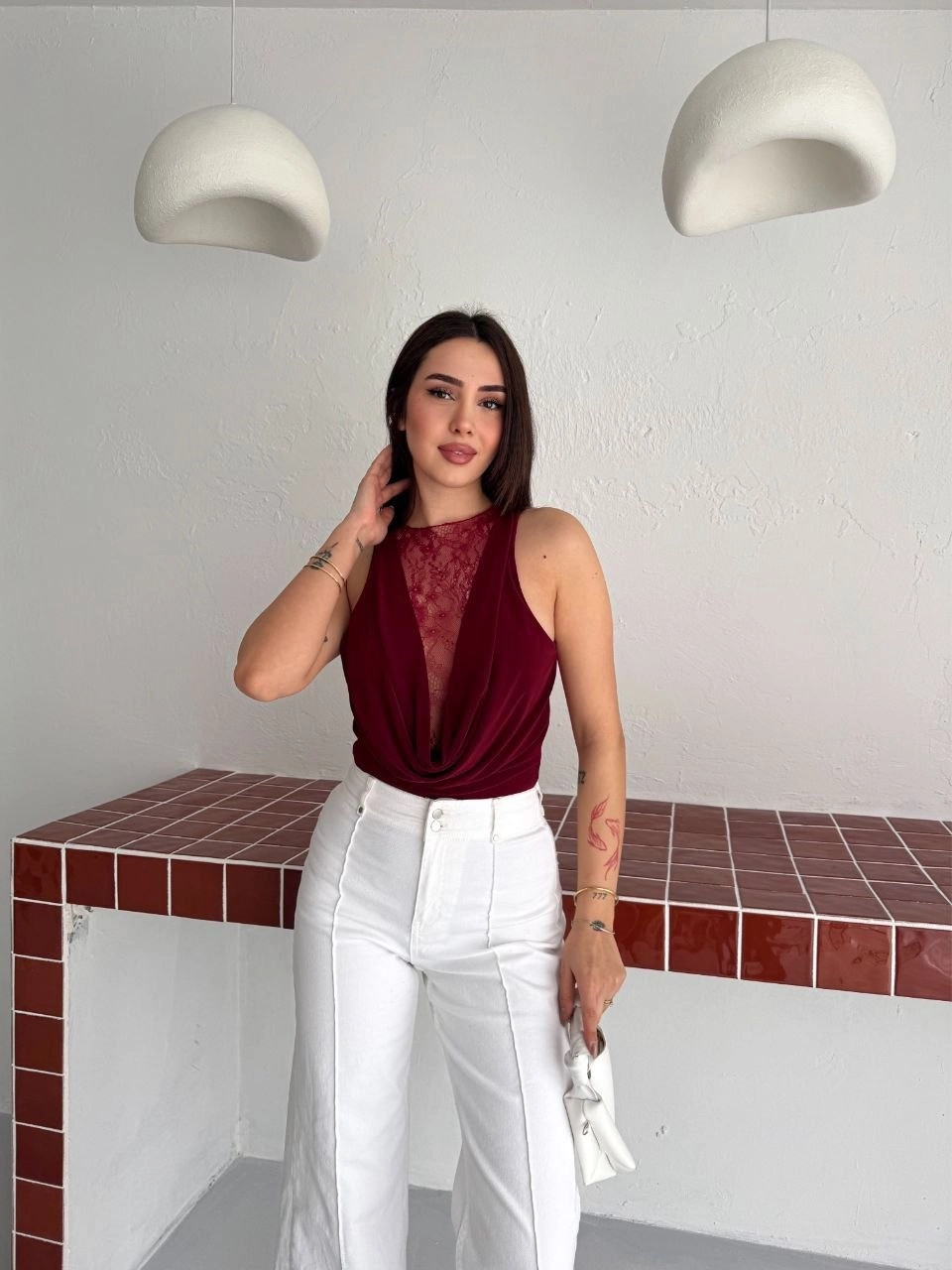 69d25fcf9e000-4127239-sw960sh1280 Kadın Dantel Detaylı Derin Dekolte Body Şık Kolsuz Yazlık Bodysuit - Bordo - Görsel 2