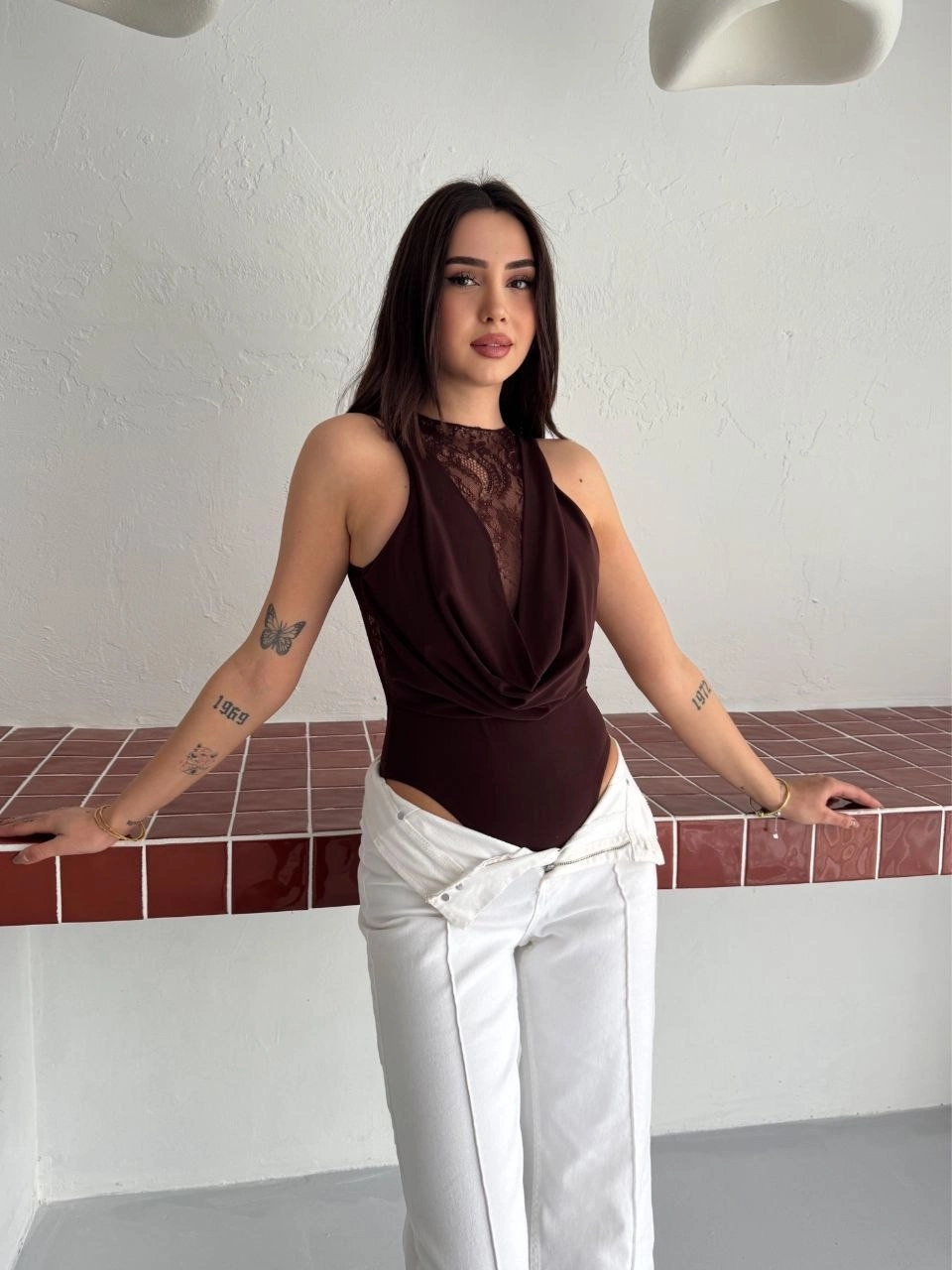 69d26090123c0-52594014-sw960sh1280 Kadın Dantel Detaylı Derin Dekolte Body Şık Kolsuz Yazlık Bodysuit - Kahvrenegi - Görsel 2