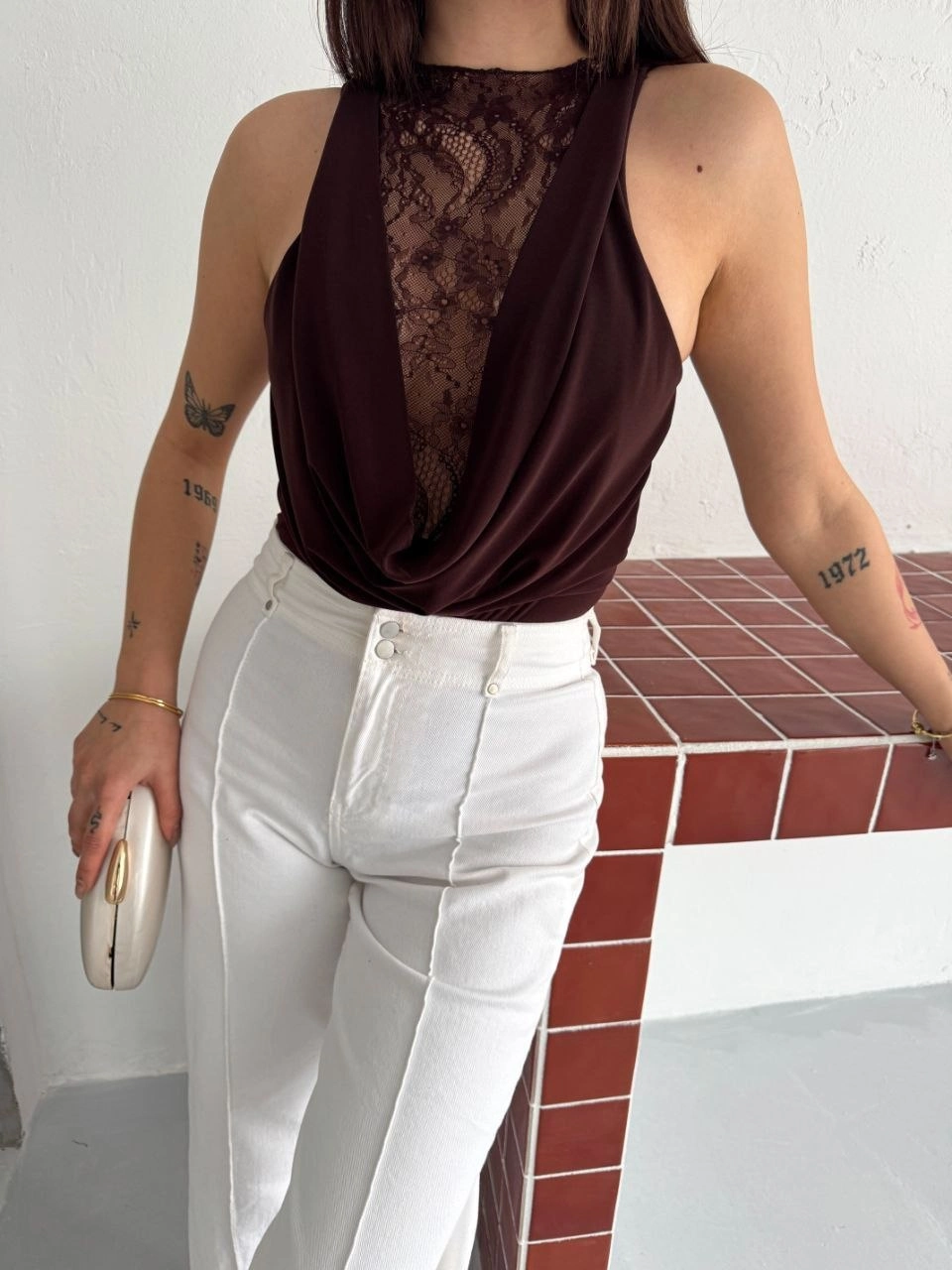69d260901e3e7-16151965-sw960sh1280 Kadın Dantel Detaylı Derin Dekolte Body Şık Kolsuz Yazlık Bodysuit - Kahvrenegi