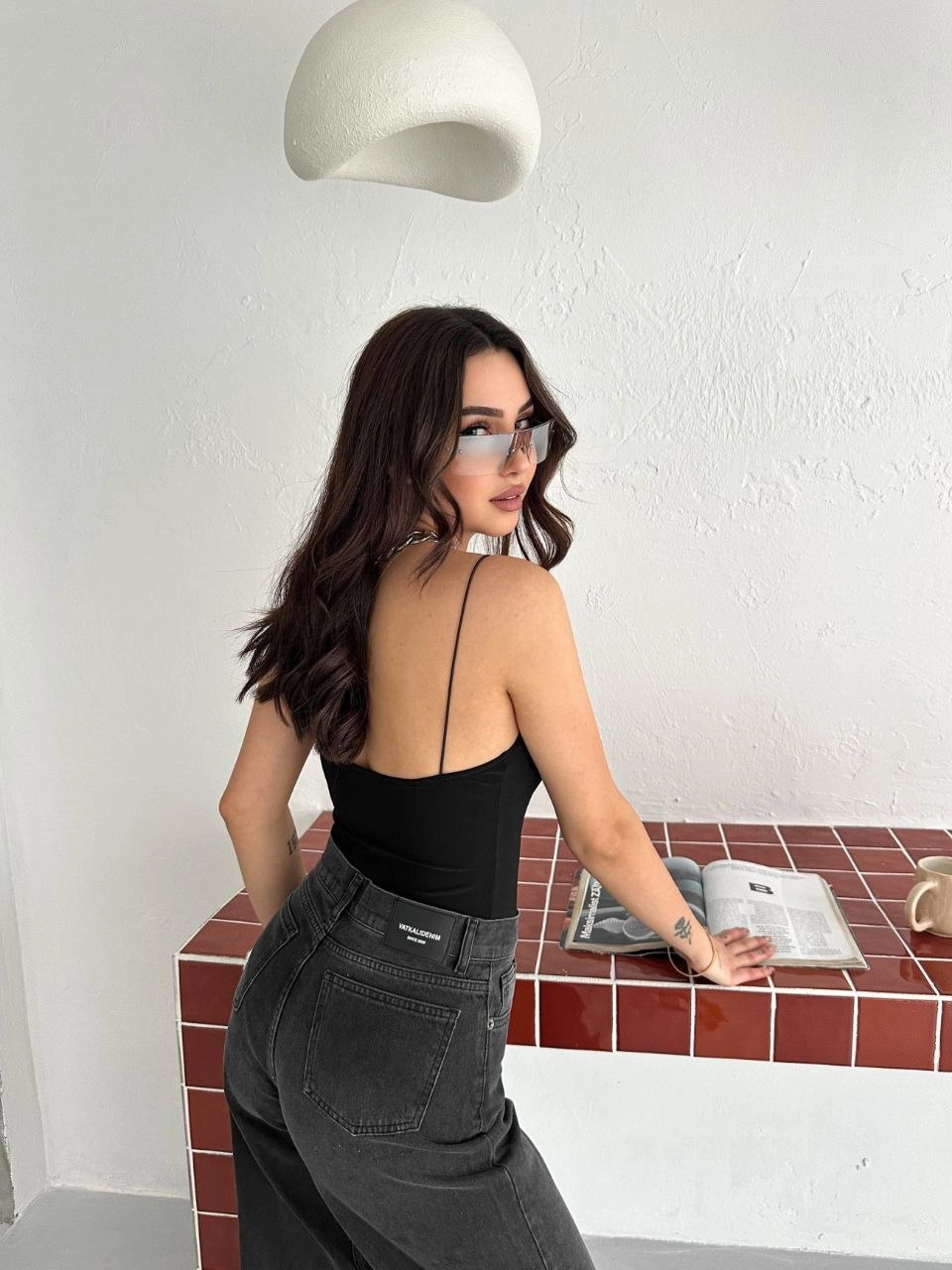 69d261ce18592-77730964-sw960sh1280 Kadın Derin Dekolte Askılı Body Sırt Dekolteli Şık Kolsuz Yazlık Bodysuit - Siyah - Görsel 2