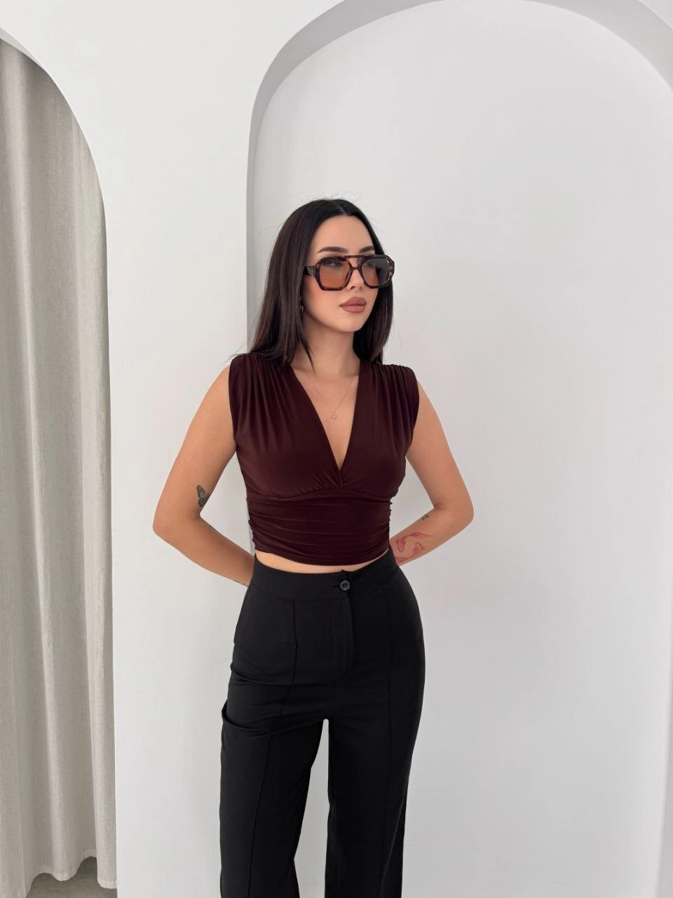 69d2743dbe4af-77728748-sw960sh1280 Kadın Vatkalı Kolsuz V Yaka Drapeli Crop Bluz Likralı Fit - Kahverengi - Görsel 2