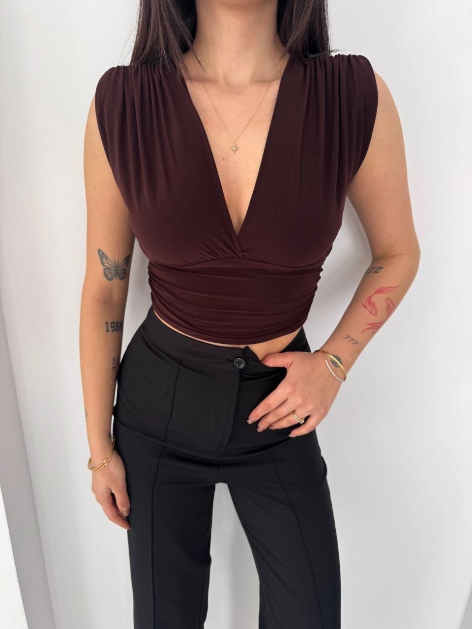 69d2743dc9aeb-92527866-sw960sh1280 Kadın Vatkalı Kolsuz V Yaka Drapeli Crop Bluz Likralı Fit - Kahverengi