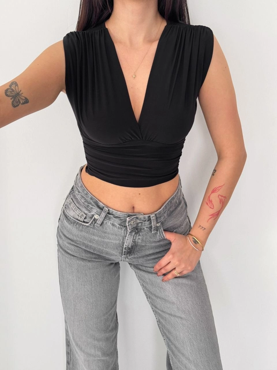 69d27628ccbc7-50188478-sw960sh1280 Kadın Vatkalı Kolsuz V Yaka Drapeli Crop Bluz Likralı Fit - Siyah