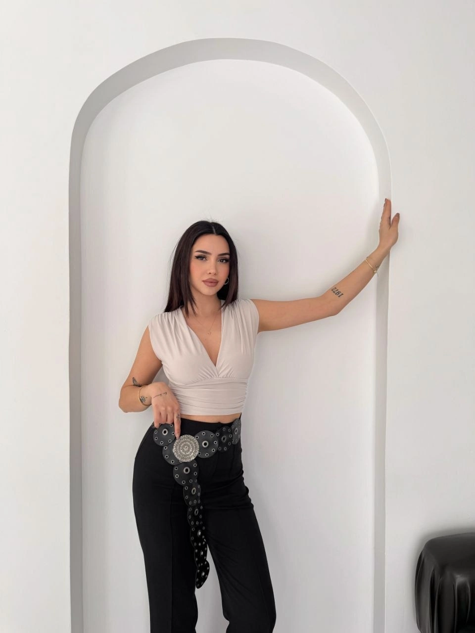 69d276c019ef8-54404670-sw960sh1280 Kadın Vatkalı Kolsuz V Yaka Drapeli Crop Bluz Likralı Fit - Boyalı Gri - Görsel 2