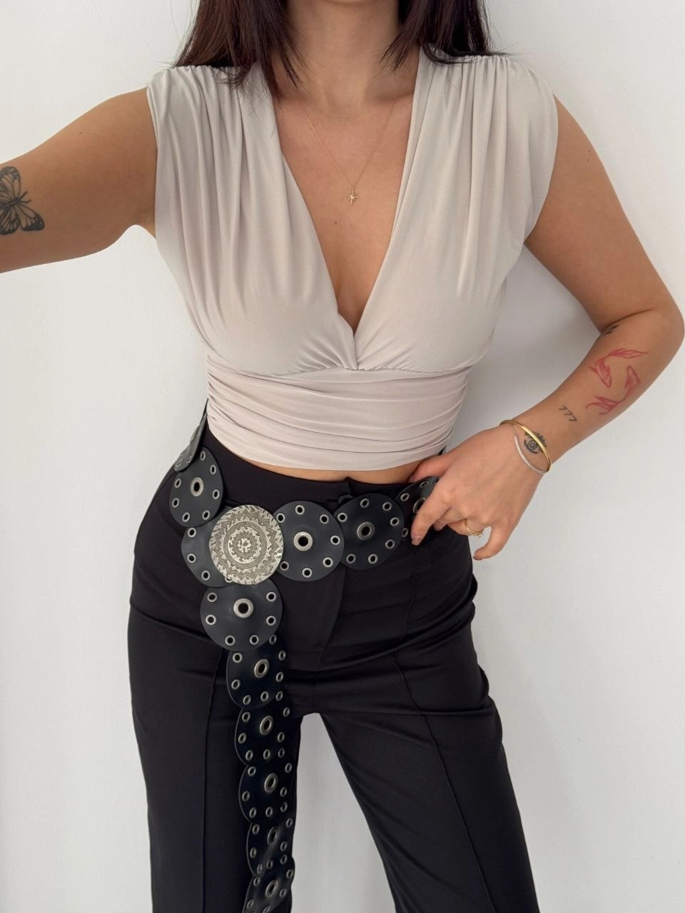 69d276c03d047-88801614-sw960sh1280 Kadın Vatkalı Kolsuz V Yaka Drapeli Crop Bluz Likralı Fit - Boyalı Gri
