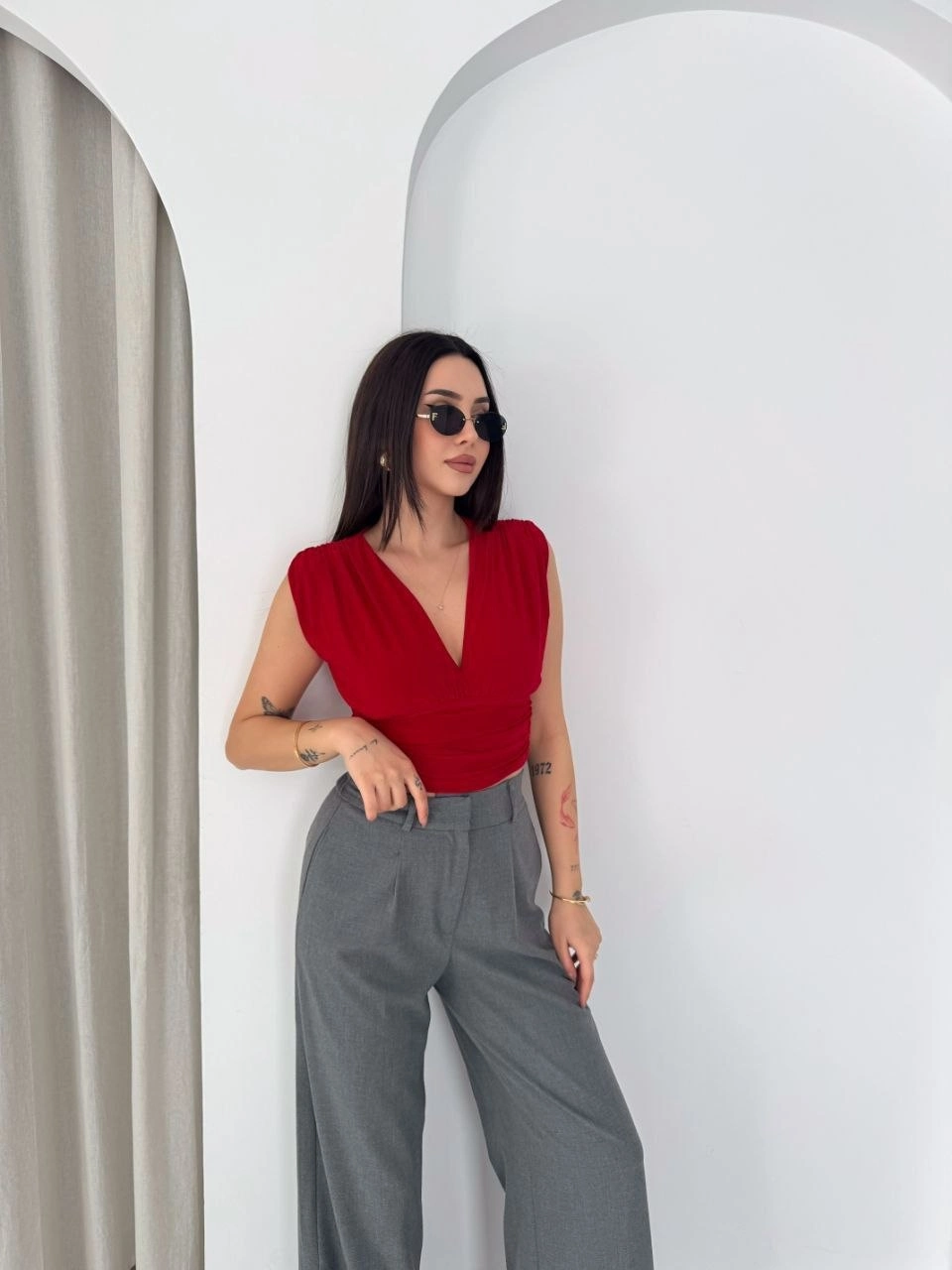 69d277249fff8-24441782-sw960sh1280 Kadın Vatkalı Kolsuz V Yaka Drapeli Crop Bluz Likralı Fit - Kırmızı - Görsel 2