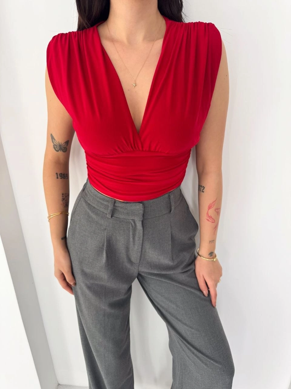 69d27724b5c32-84684620-sw960sh1280 Kadın Vatkalı Kolsuz V Yaka Drapeli Crop Bluz Likralı Fit - Kırmızı