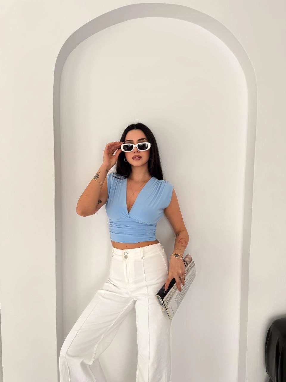 69d27785c0fca-7241297-sw960sh1280 Kadın Vatkalı Kolsuz V Yaka Drapeli Crop Bluz Likralı Fit - Bebek Mavisi - Görsel 2