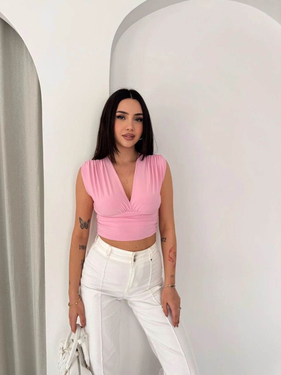 69d277da3b475-2256646-sw960sh1280 Kadın Vatkalı Kolsuz V Yaka Drapeli Crop Bluz Likralı Fit - Pembe - Görsel 2