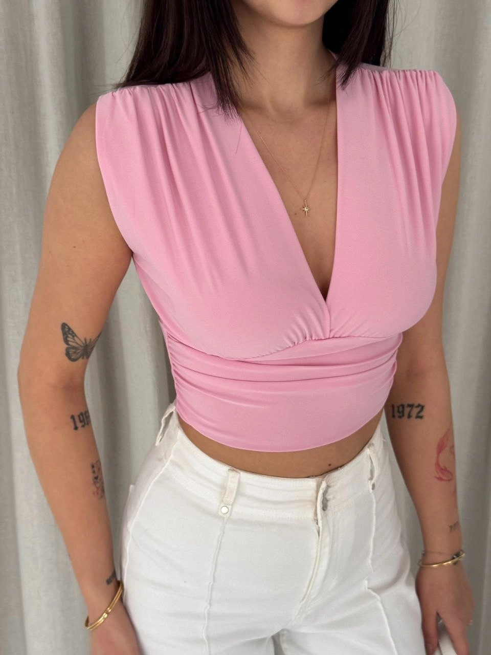 69d277da45fed-29779018-sw960sh1280 Kadın Vatkalı Kolsuz V Yaka Drapeli Crop Bluz Likralı Fit - Pembe