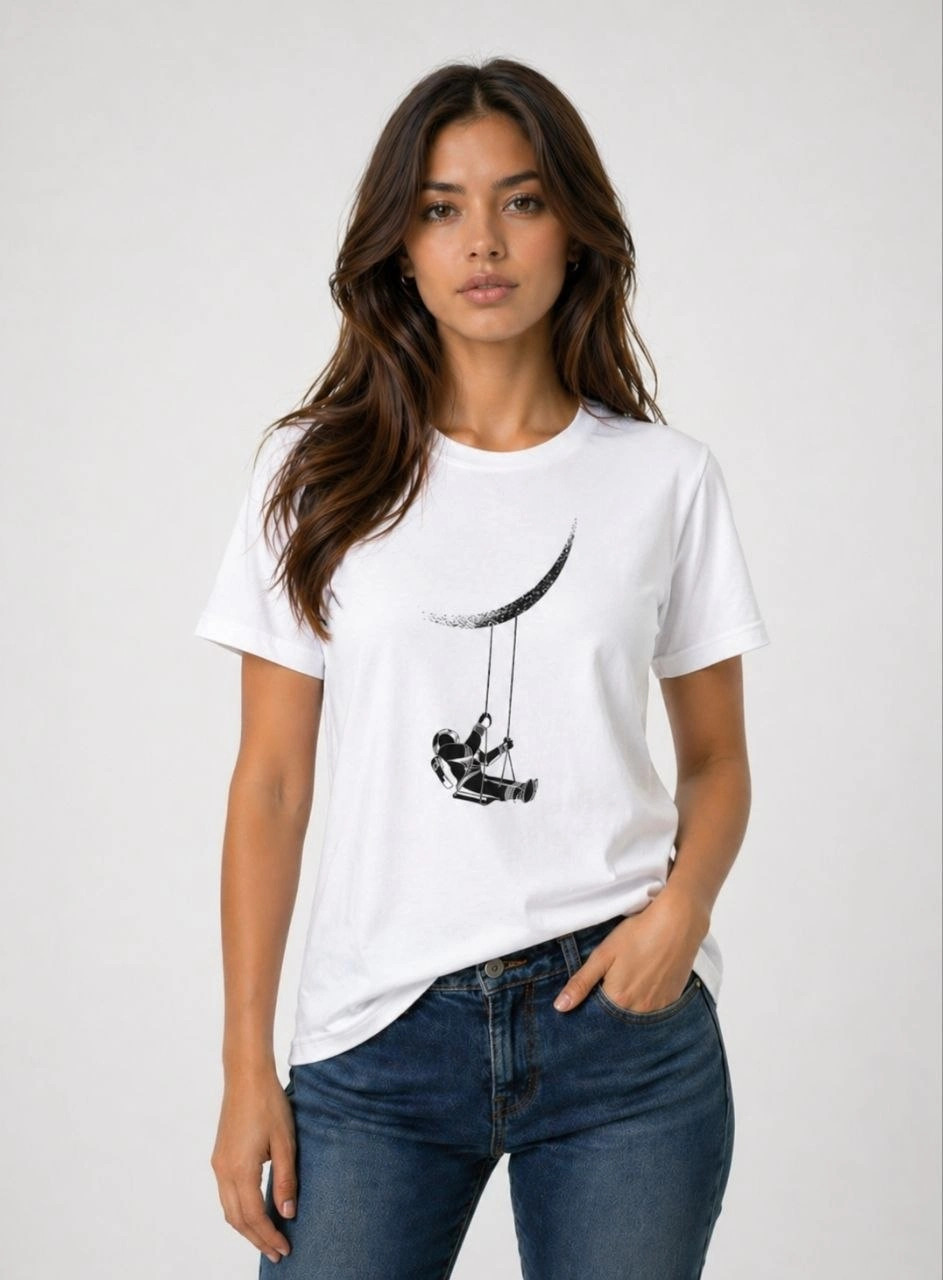 69f07f0ae5ca7-63486733-sw943sh1280 Kadın Astronot Ay Temalı Tişört Kısa Kol Yazlık Bisiklet Yaka T-Shirt - Beyaz - Görsel 2