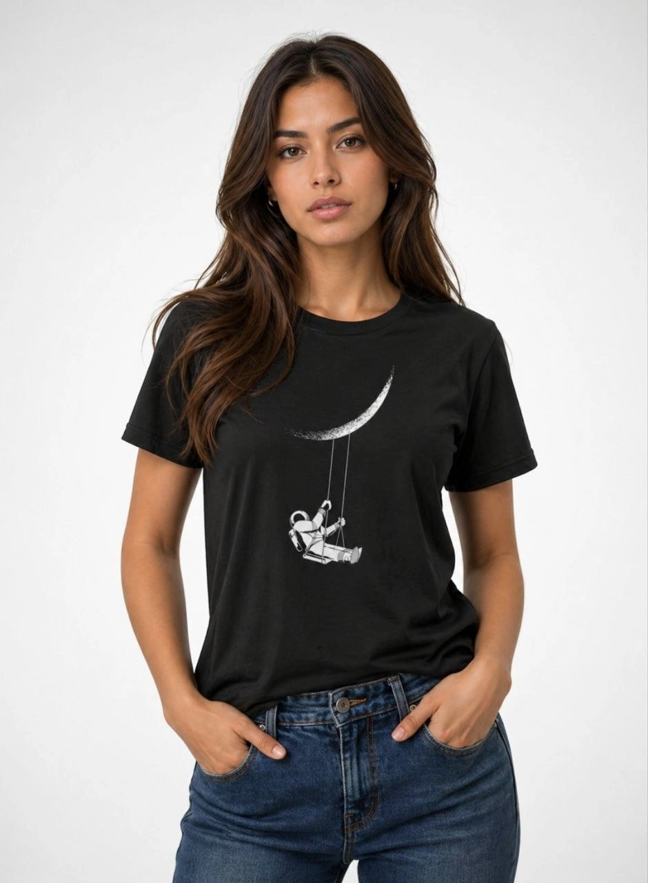 69f07f5587ca3-57042358-sw940sh1280 Kadın Astronot Ay Temalı Tişört Kısa Kol Yazlık Bisiklet Yaka T-Shirt - Siyah - Görsel 2