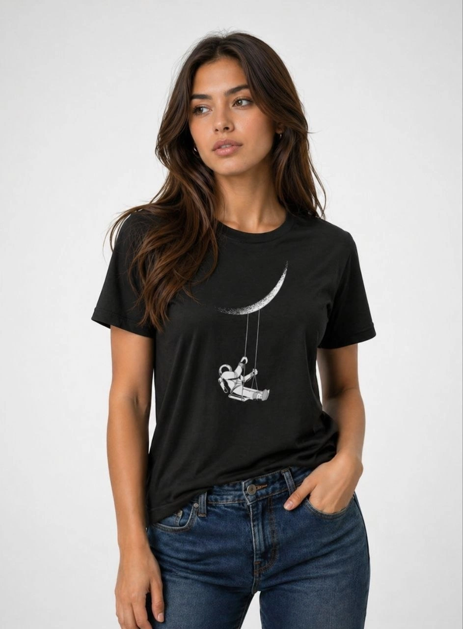 69f07f558b6f5-44742460-sw943sh1280 Kadın Astronot Ay Temalı Tişört Kısa Kol Yazlık Bisiklet Yaka T-Shirt - Siyah