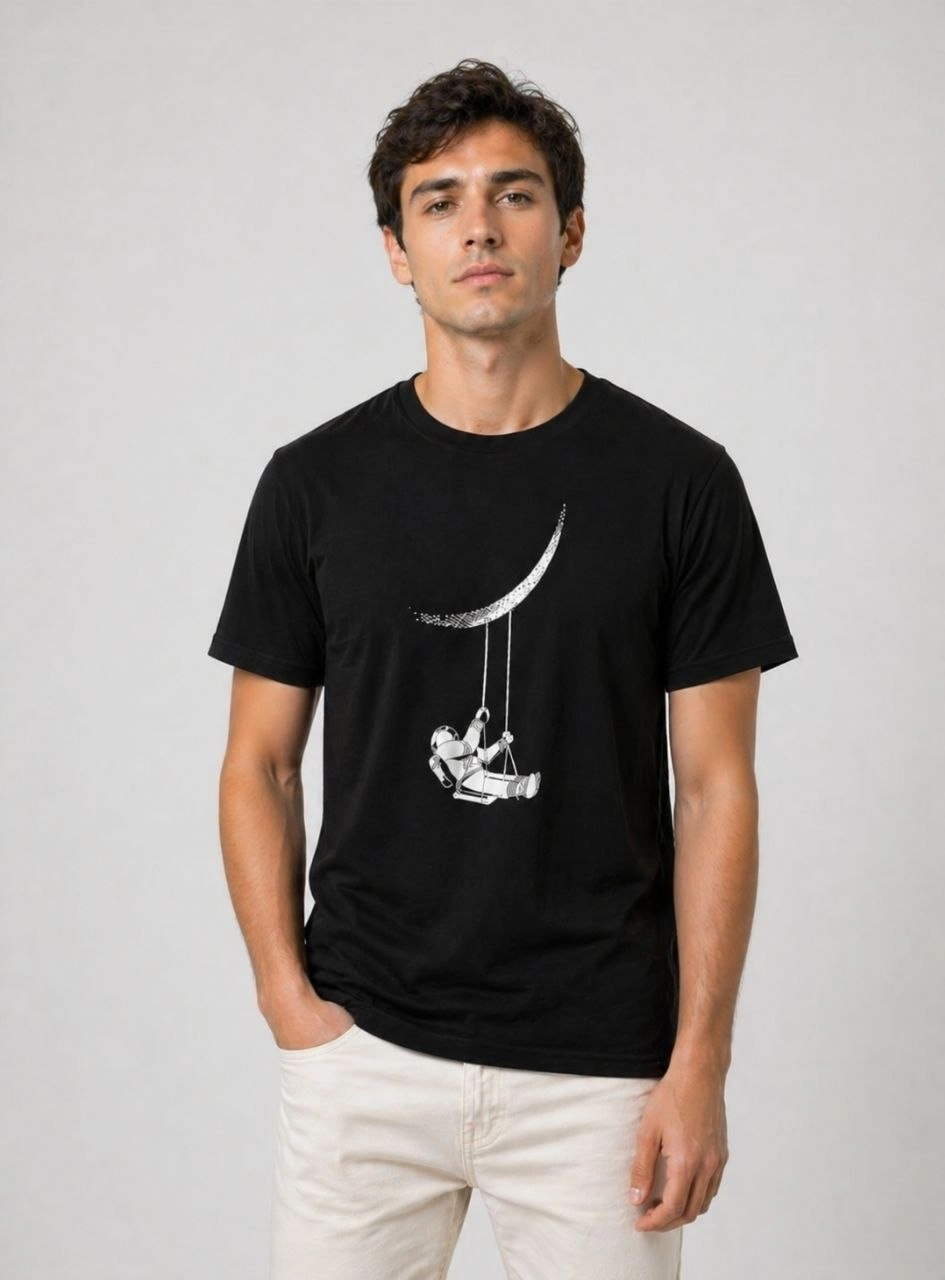 69f07ffe32131-3878290-sw945sh1280 Erkek Astronot Ay Temalı Tişört Kısa Kol Yazlık Bisiklet Yaka T-Shirt - Siyah