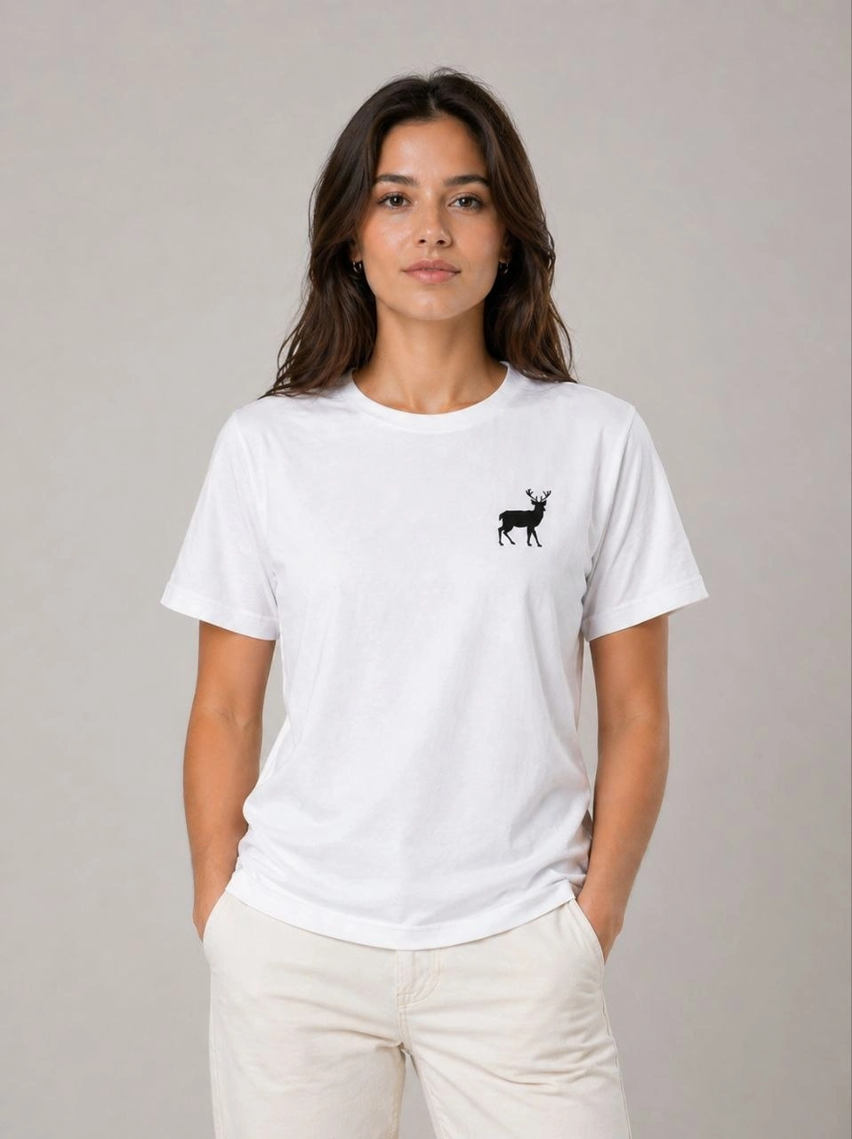 69f0cc4b268aa-12092777-sw958sh1280 Kadın Minimal Geyik Logolu Tişört Bisiklet Yaka Kısa kol Yazlık T-Shirt - Beyaz - Görsel 2