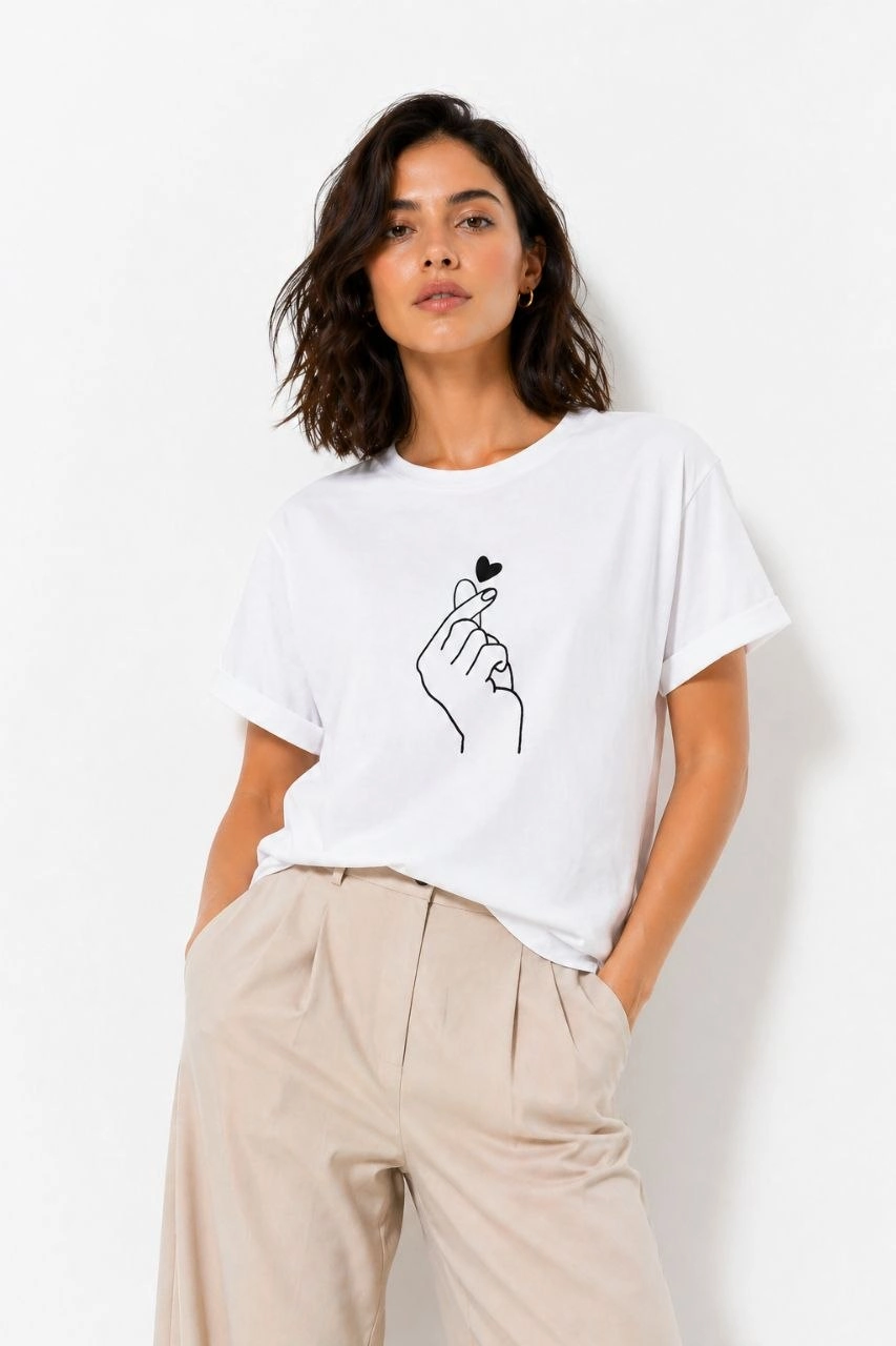 69f32fcfb3628-71558361-sw853sh1280 Kadın Kore Parmak Kalp Aşk Temalı Minimal Baskılı Tişört Yazlık Kısa Kol T-Shirt - Beyaz