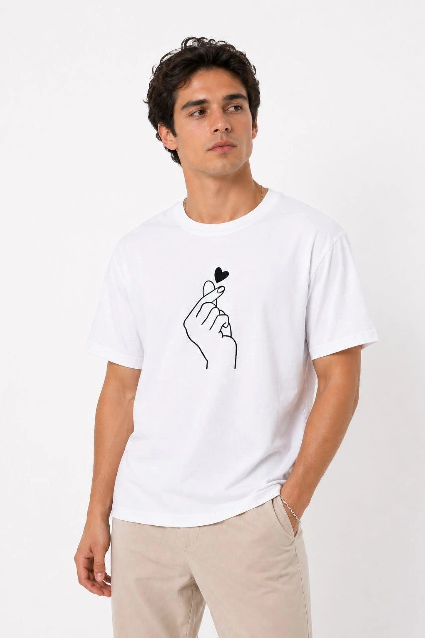69f4918d300f2-49665589-sw853sh1280 Erkek Kore Parmak Kalp Aşk Temalı Minimal Baskılı Tişört Yazlık Kısa Kol T-Shirt - Beyaz