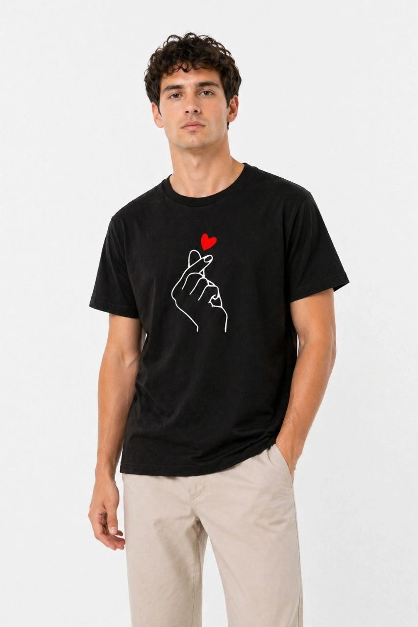 69f4921b1f208-87955870-sw853sh1280 Erkek Kore Parmak Kalp Aşk Temalı Minimal Baskılı Tişört Yazlık Kısa Kol T-Shirt - Siyah
