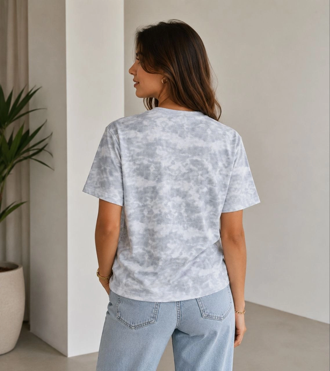 6a0aef401b1a2-41958311-sw1138sh1280 Kadın Batik Desenli Tişört Bisiklet Yaka Kısa Kol Regular Fit T-shirt - Gri - Görsel 2