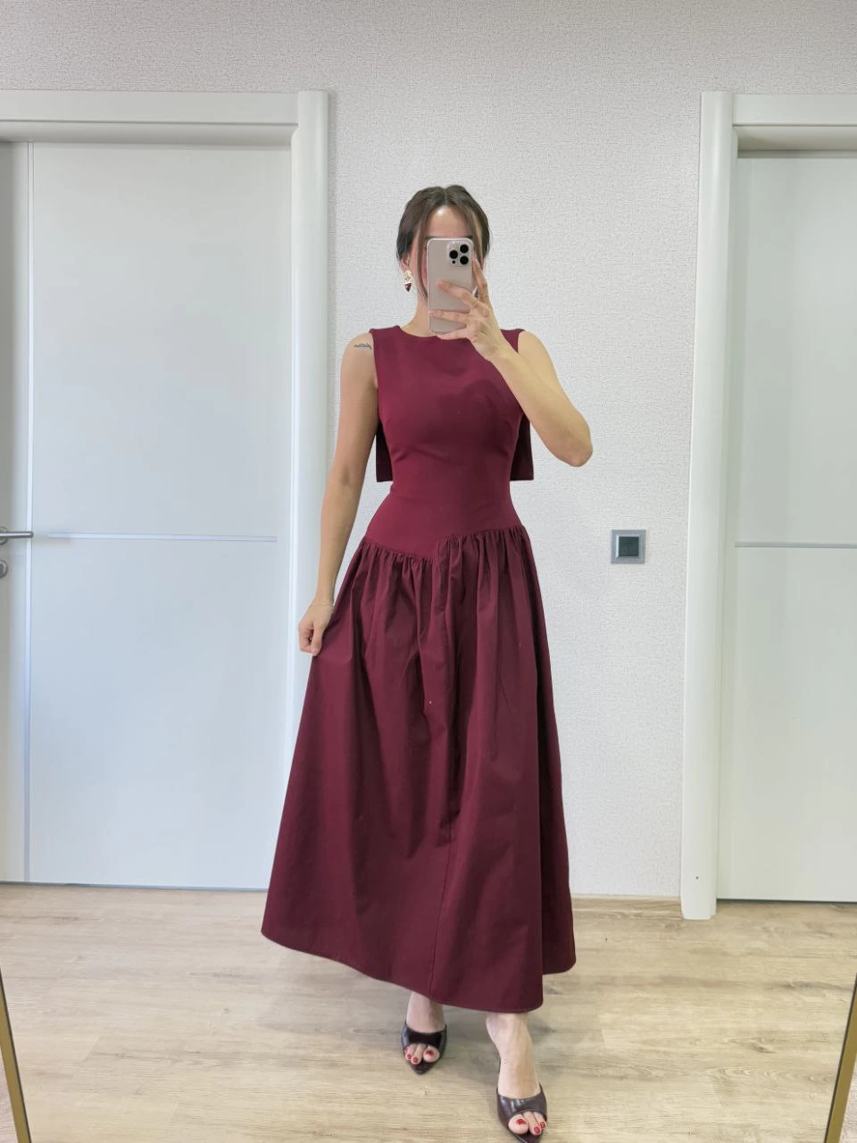 arkasi-kanatli-uzun-kadin-elbise-bordo-44801238-sw960sh1280 Krep Arkası Kanat Arka Ön Pens Detaylı Uzun Kadın Elbise - Bordo - Görsel 2