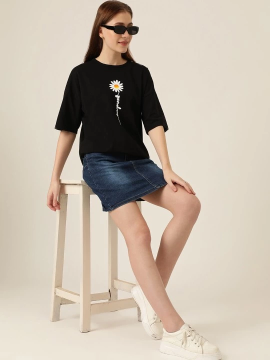 baskili-kadin-t-shirt-siyah-37184923-sw540sh720 Kadın Papatya Baskılı T-Shirt Kısa Kol Bisiklet Yaka Oversize Tişört - Siyah - Görsel 2