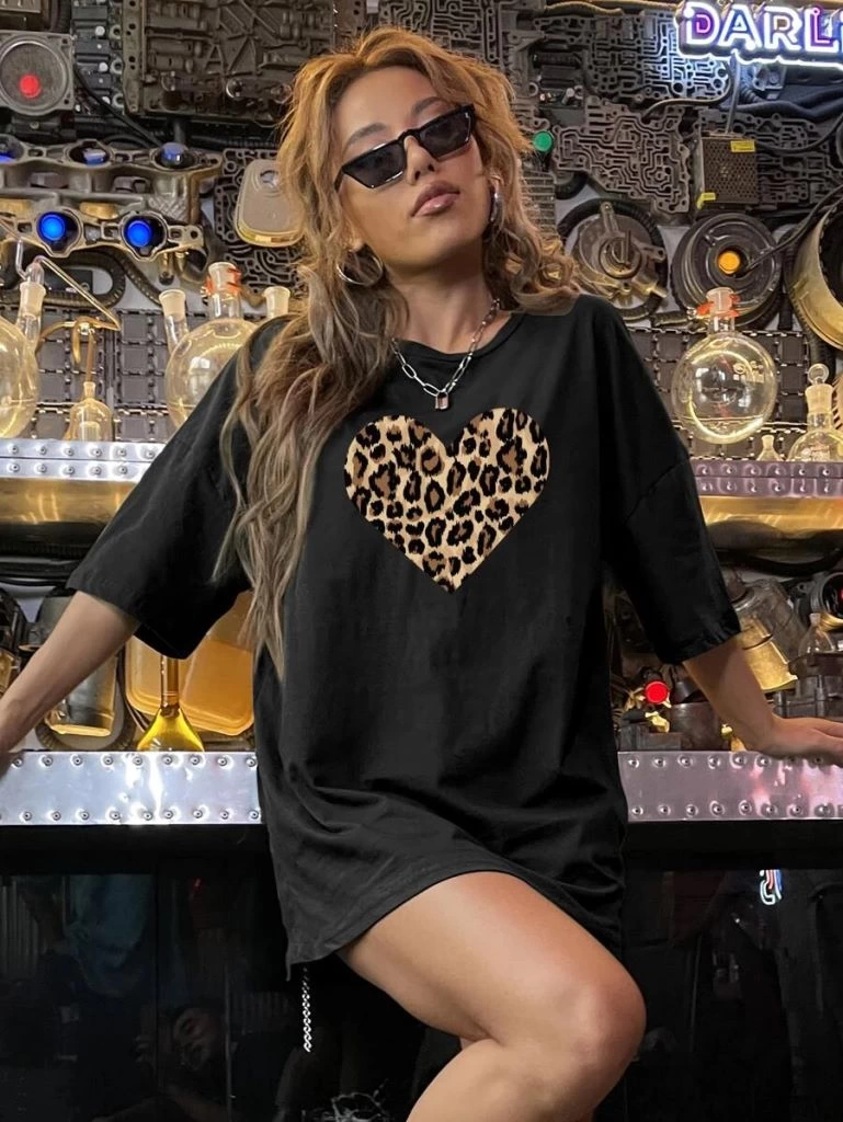 baskili-kadin-t-shirt-siyah-49542157-sw769sh1024 Kadın Leopar Kalp Baskılı Tişört Kısa Kol Bisiklet Yaka Oversize T-shirt - Siyah - Görsel 2