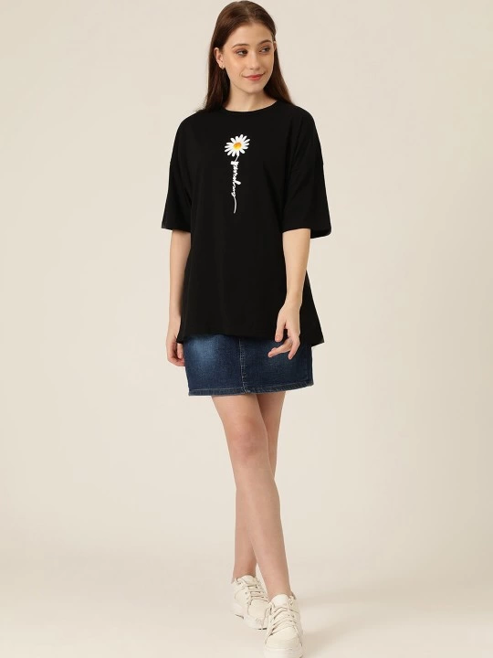 baskili-kadin-t-shirt-siyah-94738787-sw540sh720 Kadın Papatya Baskılı T-Shirt Kısa Kol Bisiklet Yaka Oversize Tişört - Siyah