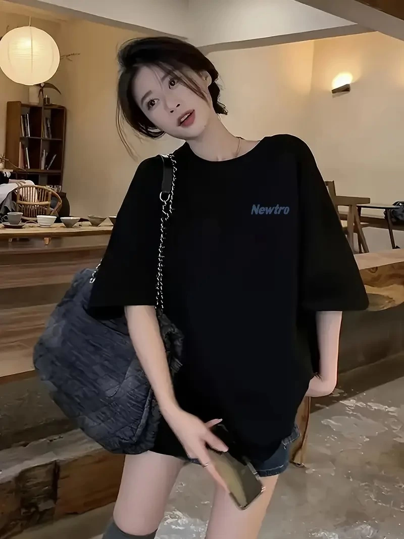 baskili-oversize-bisiklet-yaka-t-shirt-siyah-76499257-sw800sh1066 Kadın Tişört Newtro Baskılı Oversize Bisiklet Yaka T-shirt - Siyah - Görsel 2