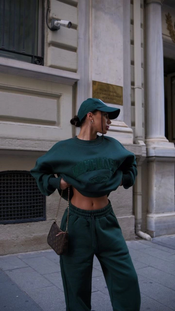 bisiklet-yaka-nakis-islemeli-uc-iplik-sweat-takim-yesil-7241635-sw720sh1280 Kadın Bisiklet Yaka Nakış İşlemeli 3 İplik Pamuklu Sweat Alt-Üst Takım - Yeşil
