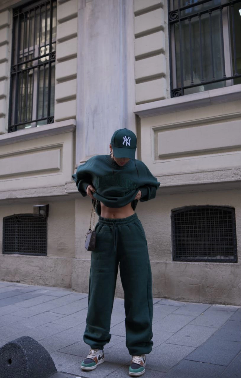 bisiklet-yaka-nakis-islemeli-uc-iplik-sweat-takim-yesil-79319130-sw815sh1280 Kadın Bisiklet Yaka Nakış İşlemeli 3 İplik Pamuklu Sweat Alt-Üst Takım - Yeşil - Görsel 2