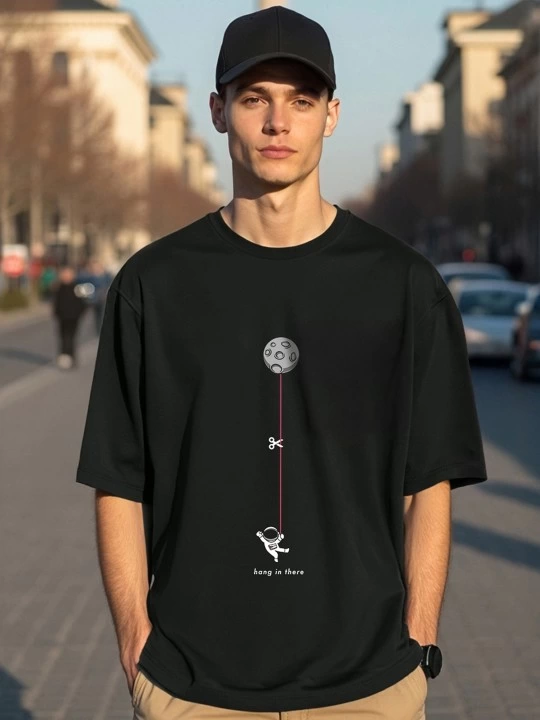 erkek-baskili-oversize-t-shirt-siyah-54967031-sw540sh720 Erkek Baskılı T-Shirt Kısa Kol Bisiklet Yaka Regular Fit Rahat Kalıp Tişört - Siyah - Görsel 2