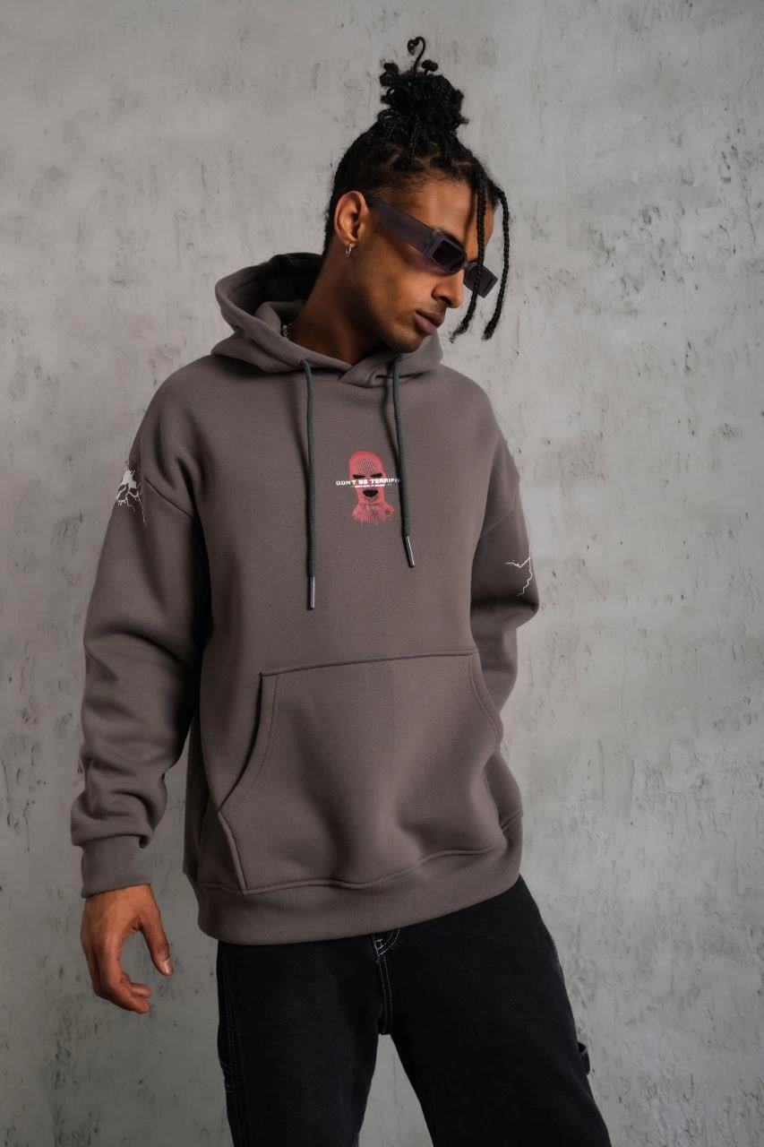 erkek-maske-baskili-kapusonlu-sweat-gri-233848367-sw853sh1280 Erkek 3 İplik Pamuklu Kapüşonlu Baskılı Cepli Oversize Sweatshirt Hoodie - Gri - Görsel 2