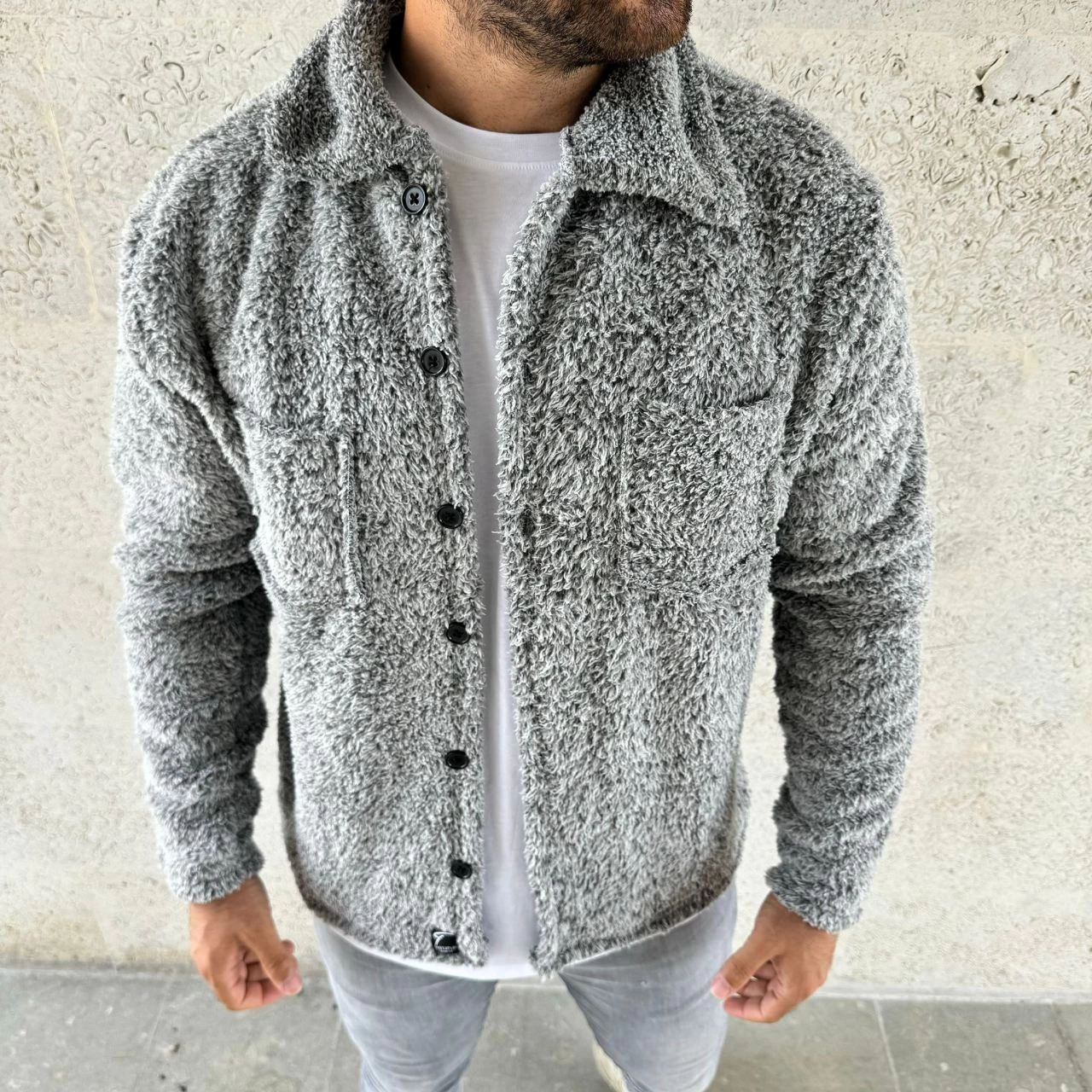 erkek-pelus-polar-hirka-gomlek-yakali-ilik-dugmeli-gogus-cepli-yumusak-dokulu-kislik-regular-fit-rahat-gunluk-model-gri-83267261-sw1280sh1280 Erkek Pelüş Polar Hırka Gömlek Yakalı İlik Düğmeli Göğüs Cepli Yumuşak Dokulu - Gri - Görsel 2