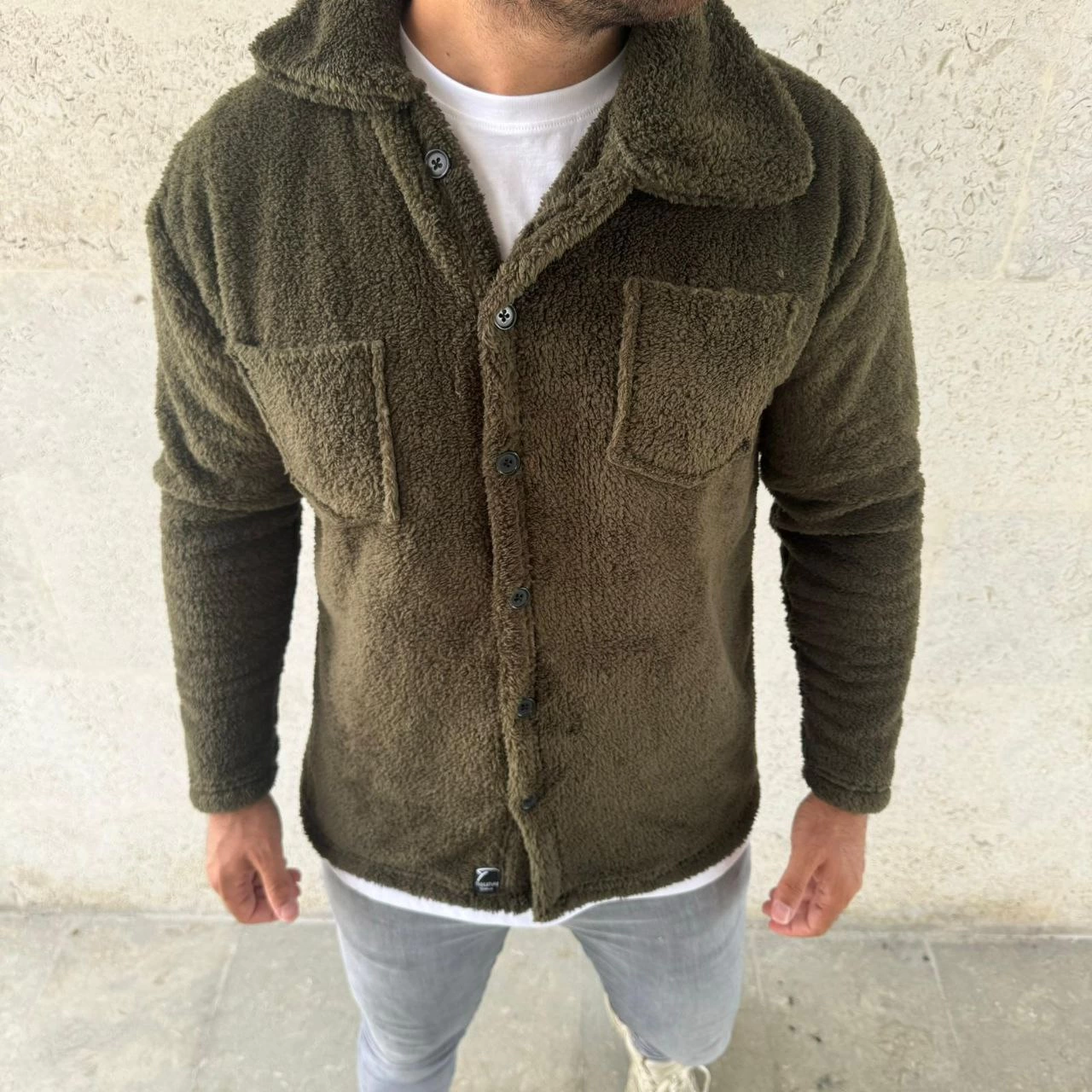 erkek-pelus-polar-hirka-gomlek-yakali-ilik-dugmeli-gogus-cepli-yumusak-dokulu-kislik-regular-fit-rahat-gunluk-model-haki-48300863-sw1280sh1280 Erkek Pelüş Polar Hırka Gömlek Yakalı İlik Düğmeli Göğüs Cepli Yumuşak Dokulu - Haki - Görsel 2