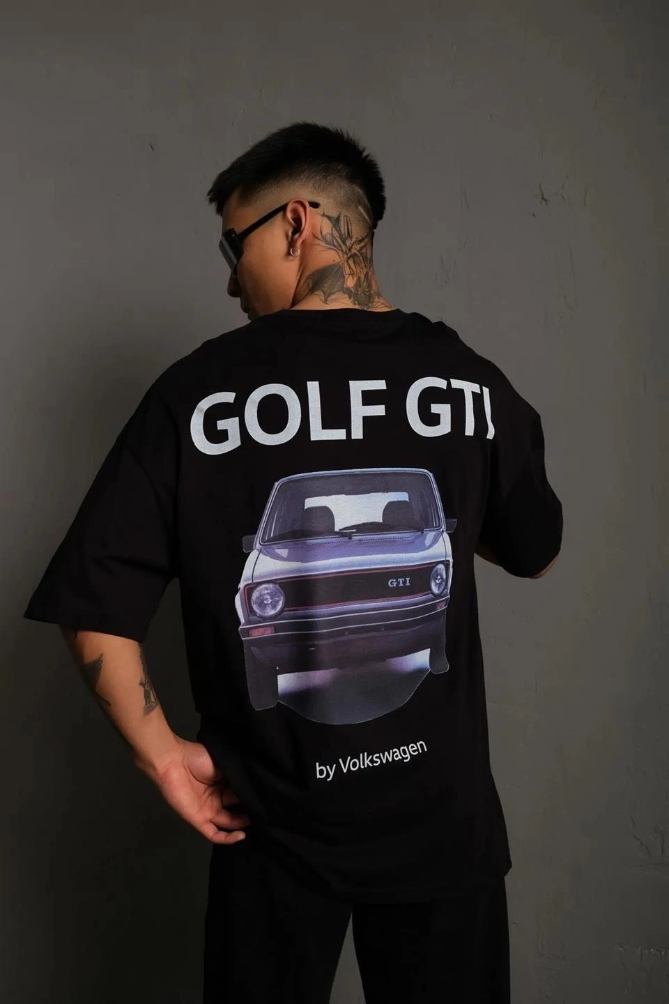 erkek-sirt-baskili-bisiklet-yakali-oversize-t-shirt-siyah-175970614-sw960sh1440 Erkek Oversize Tişört Golf GTI Retro Araba Baskılı T-shirt - Siyah