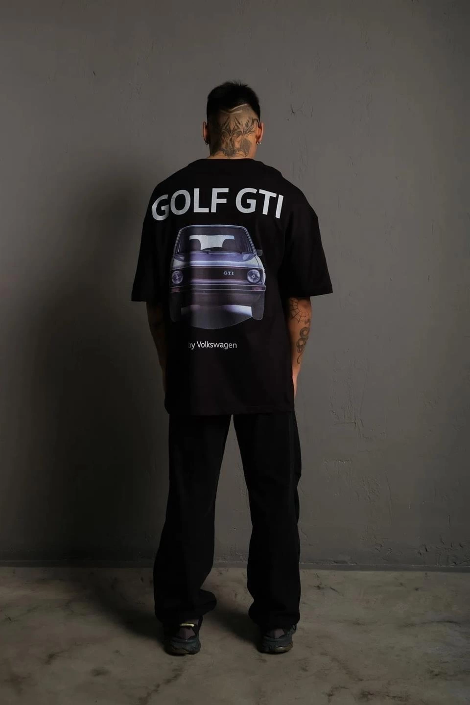 erkek-sirt-baskili-bisiklet-yakali-oversize-t-shirt-siyah-283167223-sw960sh1440 Erkek Oversize Tişört Golf GTI Retro Araba Baskılı T-shirt - Siyah - Görsel 2