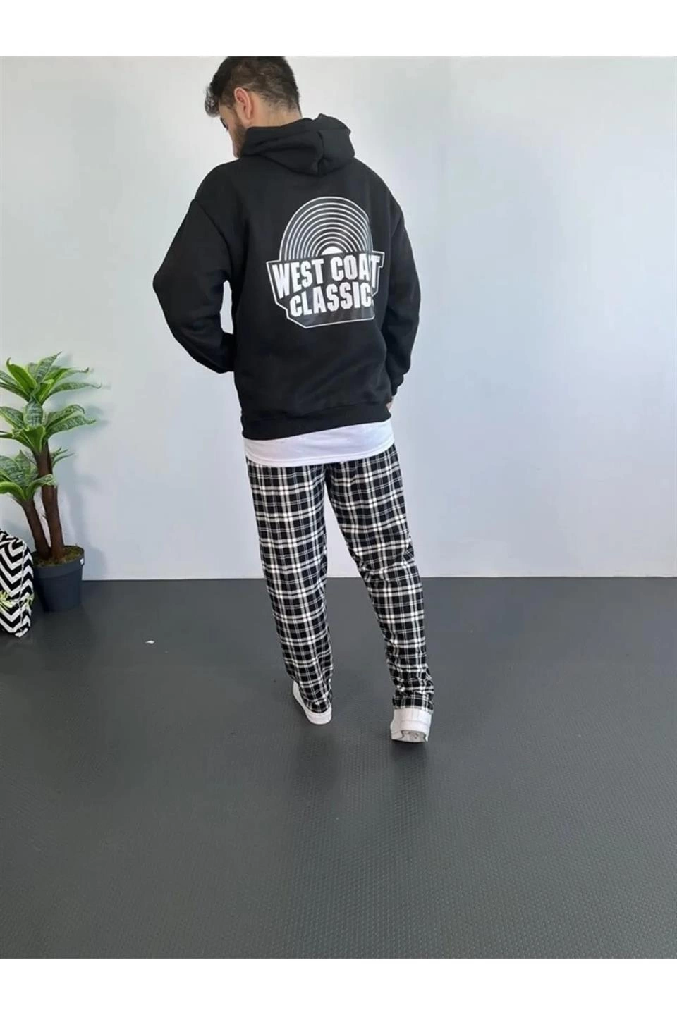 erkek-sirt-baskili-kapusonlu-uc-iplik-oversize-sweatshirt-siyah-266785638-sw960sh1440 Erkek 3 İplik Pamuklu Kapüşonlu Baskılı Cepli Oversize Sweatshirt Hoodie - Siyah - Görsel 2