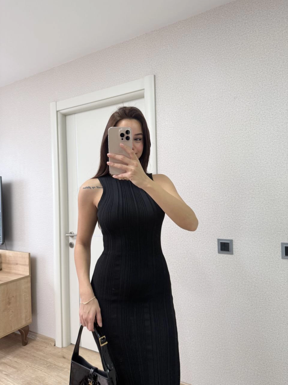 fitilli-triko-elbise-maxi-uzun-boy-siyah-56570998-sw960sh1280 Kadın Fitilli Triko Elbise Kolsuz Sırtı Kapalı Maxi Uzun Boy - Siyah - Görsel 2