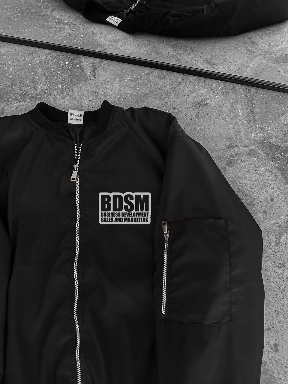 ici-kapitone-astarli-tam-kalip-baskili-bomber-ceket-siyah-35672692-sw960sh1280 Erkek Baskılı Bomber Mont Fermuarlı Cepli Kapitone Astarlı - Siyah - Görsel 2