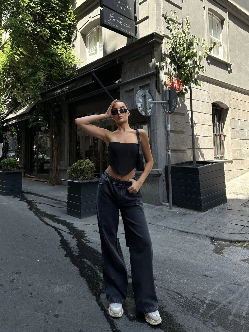 kadin-arkadan-yirtmacli-jeans-kot-palazzo-pantolon-siyah-87041182-sw960sh1280 Kadın Arkadan Yırtmaçlı Jeans Kot Palazzo Pantolon - Siyah - Görsel 2