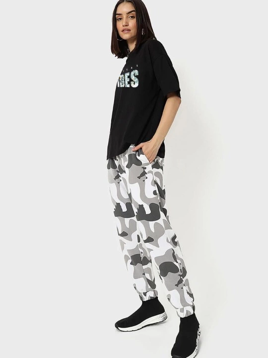 kadin-baskili-oversize-t-shirt-siyah-32492472-sw540sh720 Kadın Kısa Kol Yazlık Tişört Bisiklet Yaka VIBES Baskılı T-Shirt - Siyah - Görsel 2