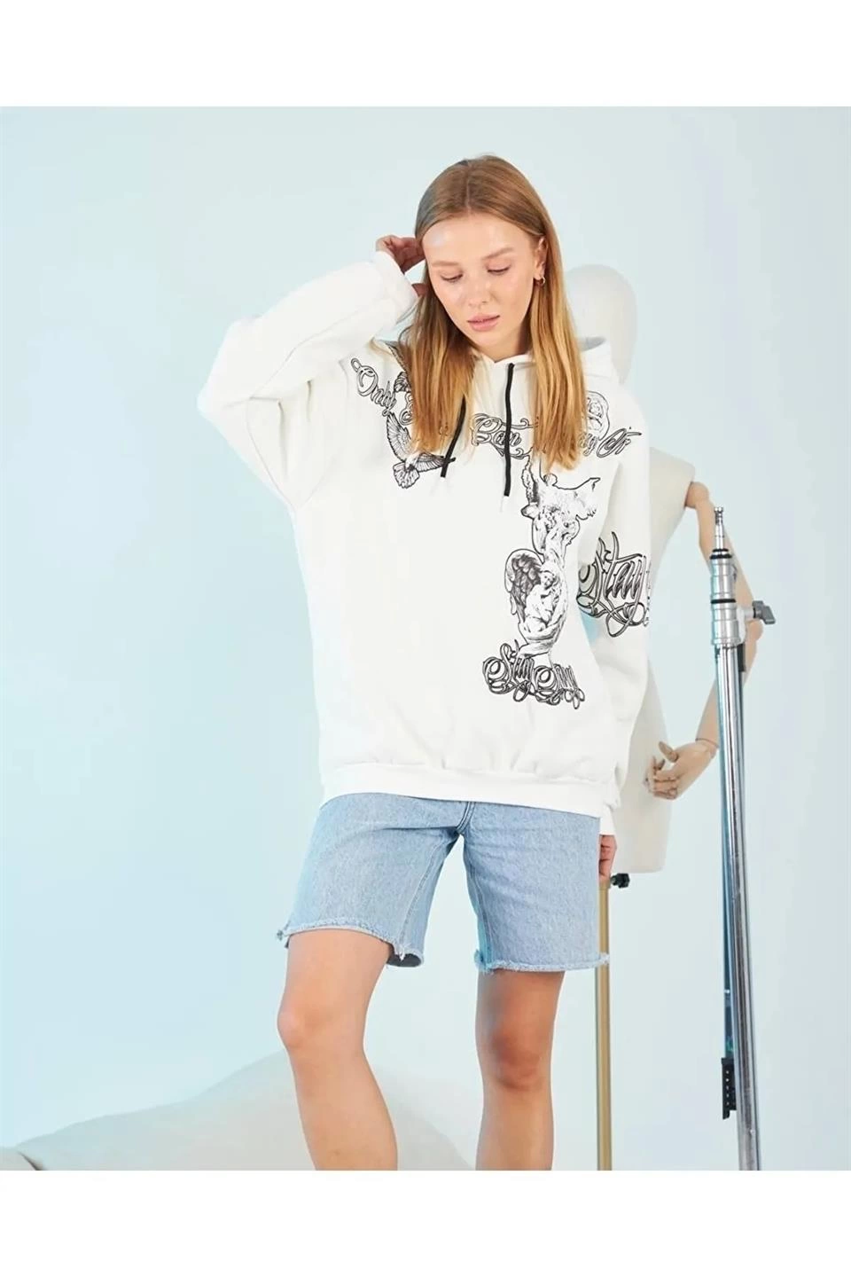 kadin-kapusonlu-strong-heykel-baskili-sweatshirt-beyaz-156279524-sw960sh1440 Kadın Oversize Kapüşonlu Baskılı 3 İplik Pamuklu Hoodie Sweatshirt - Beyaz