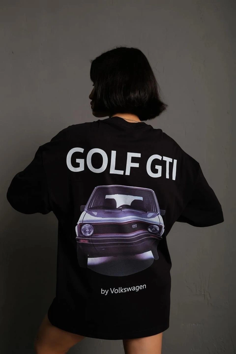 kadin-sirt-baskili-bisiklet-yakali-oversize-t-shirt-siyah-183555449-sw960sh1440 Kadın Oversize Tişört Golf GTI Retro Araba Baskılı T-shirt - Siyah