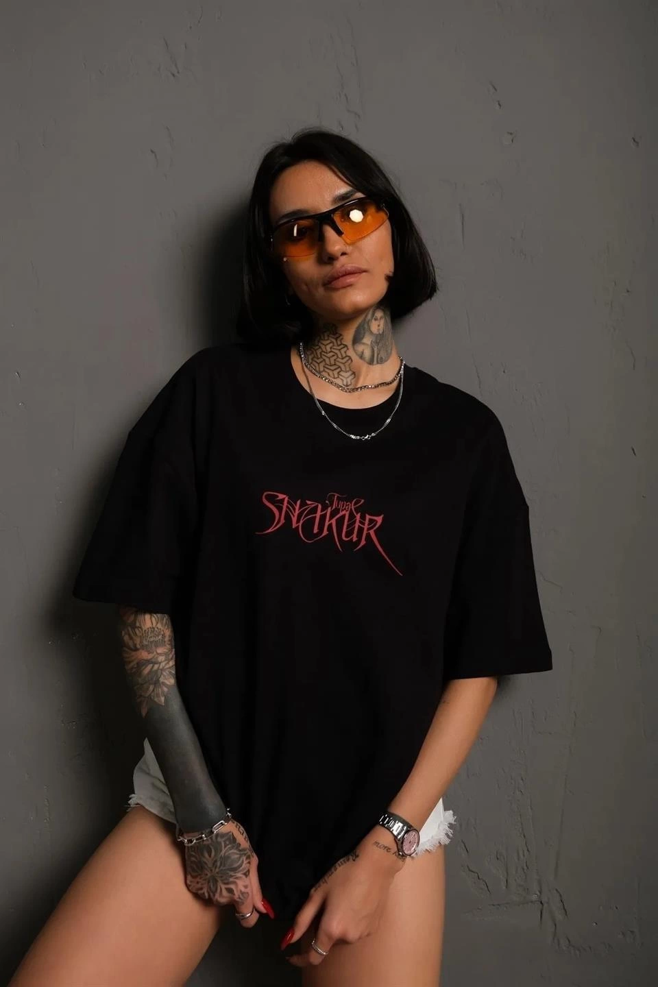 kadin-sirt-baskili-oversize-t-shirt-siyah-234136696-sw960sh1440 Kadın Baskılı T-Shirt Oversize Kısa kol Bisiklet yaka tişort- Siyah - Görsel 2