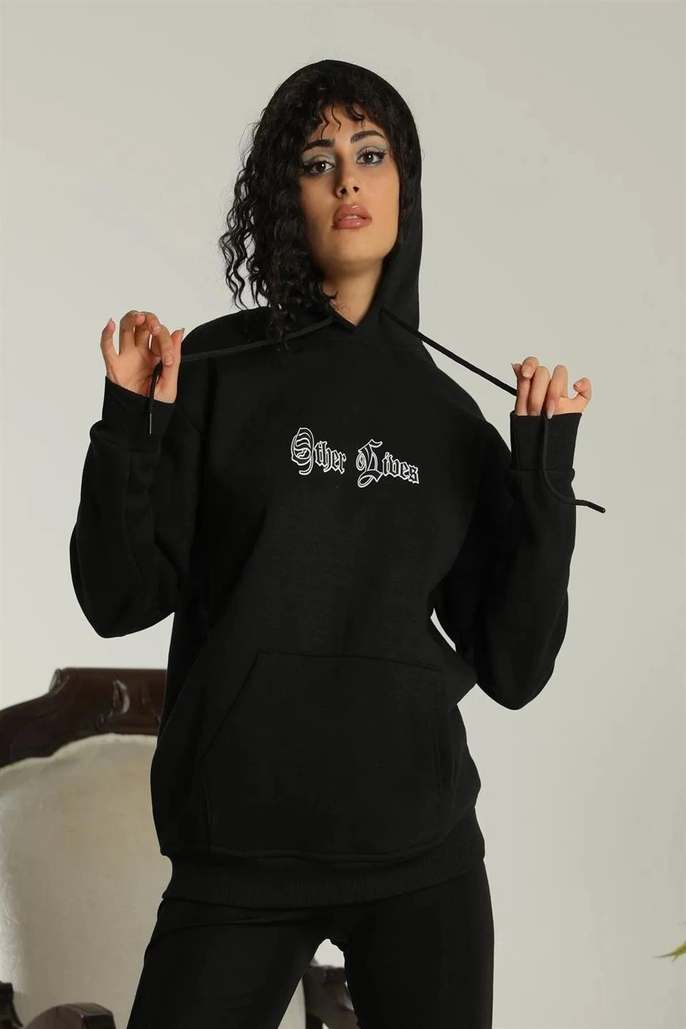 kadin-sirt-baskili-oversize-uc-iplik-kapusonlu-sweatshirt-siyah-182211915-sw960sh1440 Kadın Oversize Kapüşonlu Cepli Baskılı 3 İplik Pamuklu Hoodie Sweatshirt - Siyah