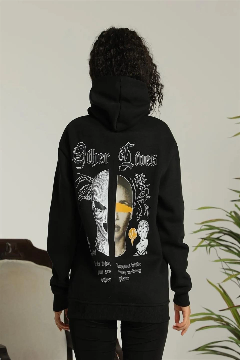 kadin-sirt-baskili-oversize-uc-iplik-kapusonlu-sweatshirt-siyah-250131250-sw960sh1440 Kadın Oversize Kapüşonlu Cepli Baskılı 3 İplik Pamuklu Hoodie Sweatshirt - Siyah - Görsel 2