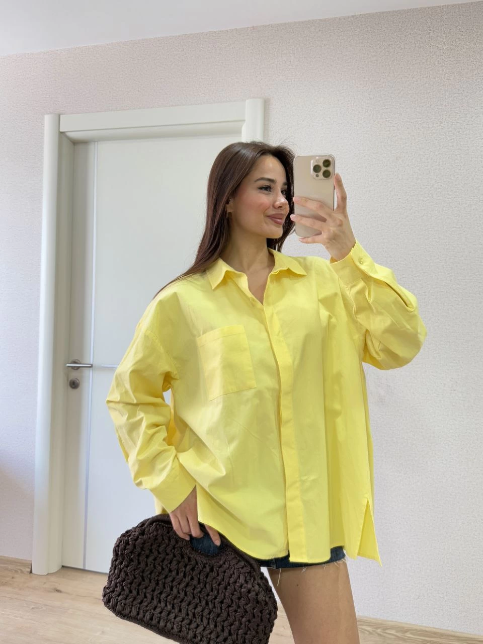 kadin-yakali-yandan-yirtmacli-gomlek-sari-8295535-sw960sh1280 Poplin Kadın Yakalı Yandan Yırtmaçlı Arka Pens Detaylı Gömlek - Sarı - Görsel 2