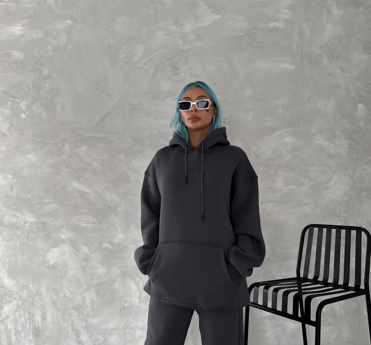 kapsonlu-uc-iplik-penye-basic-sweatshirt-antrasit-82641414-sw1280sh1190 Kadın Kapüşonlu Kanguru Cepli 3 İplik Pamuklu Oversize Hoodie Sweatshirt - Füme - Görsel 2