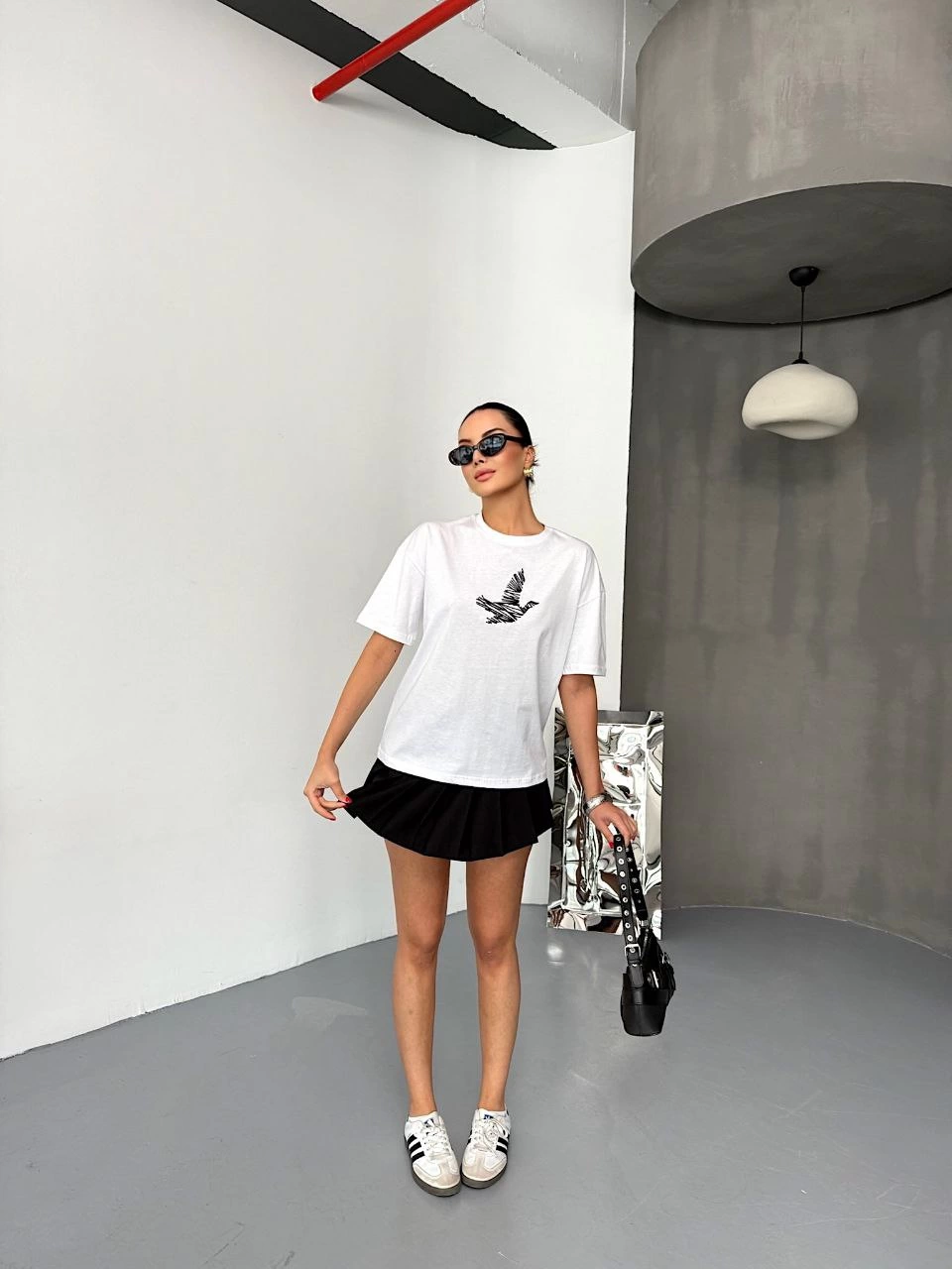 kisa-kol-baskili-t-shirt-beyaz-8104388-sw960sh1280 KADIN Baskılı T-Shirt Kısa Kol Bisiklet Yaka Regular Fit Yazlık Tişört - Beyaz - Görsel 2