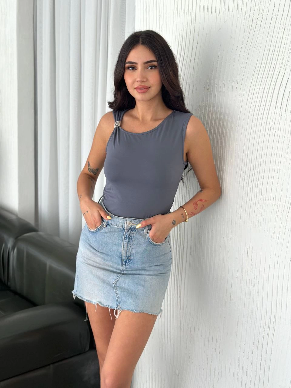 osy-modal-yumusak-dokulu-kumas-bisiklet-yaka-kadin-sifir-kol-bluz-omuz-toka-aksesuar-detayli-antrasit-43916055-sw960sh1280 Osy Modal Yumuşak Dokulu Bisiklet Yaka Kadın Sıfır Kol Bluz Omuz Toka Aksesuar - Antrasit - Görsel 2